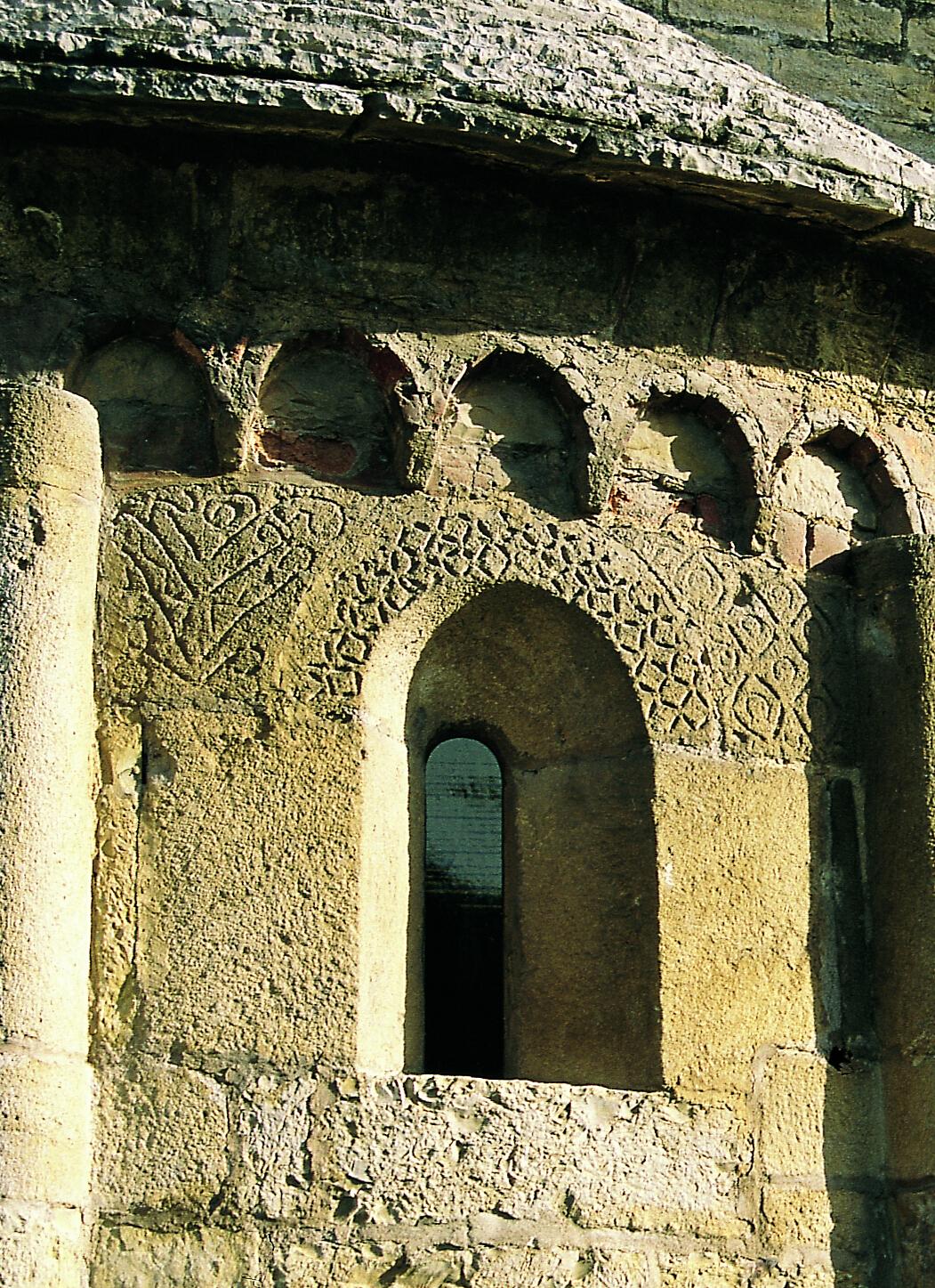 S. Egidio in Fontanella, archeggiatura e fregi ornamentali sopra e ai lati della monofora centrale all'esterno dell'abside maggiore