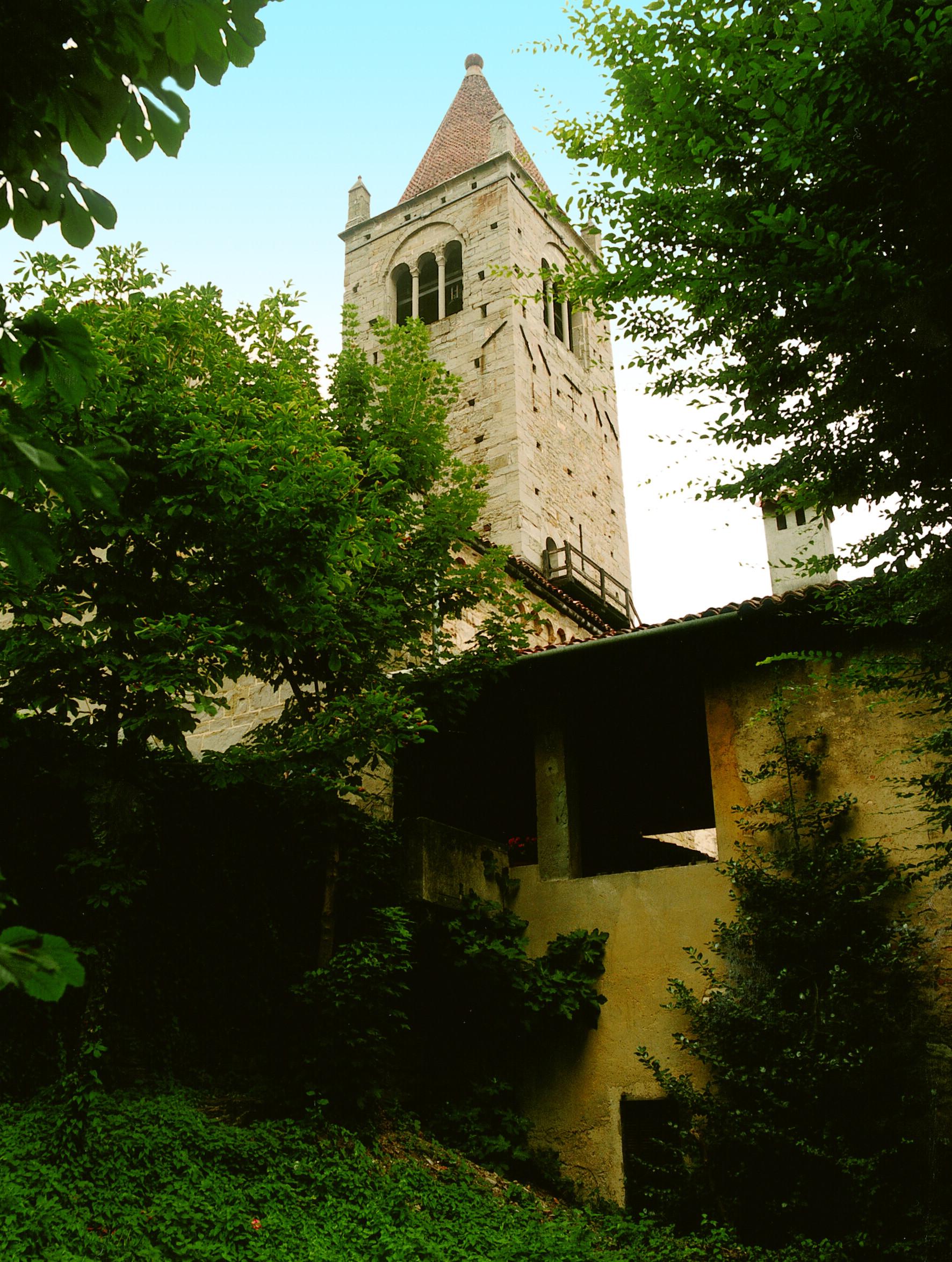 S. Egidio in Fontanella, scorcio da ovest del portico d'accesso al cortile interno e del campanile